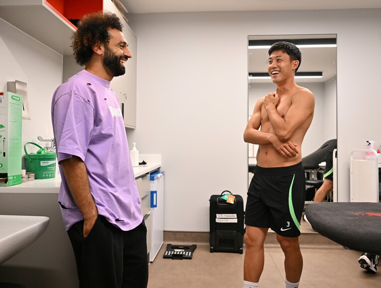 8月18日、メディカル・チェックを行う遠藤のもとにサラーが挨拶に来た　©Getty Images