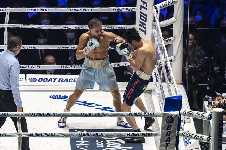 再びロープ際に追い詰められる村田　©Takuya Sugiyama