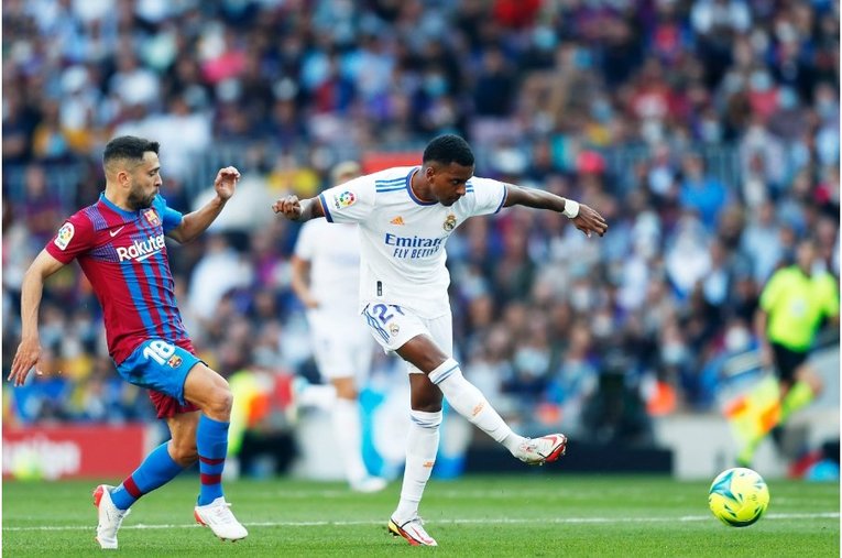 《メッシとロナウド不在の寂しさ》カメラマンが見たクラシコの新風景　17歳ガビや仲良しバルサ＆レアルサポ、殊勲ビニシウスへの“罵倒”(23)