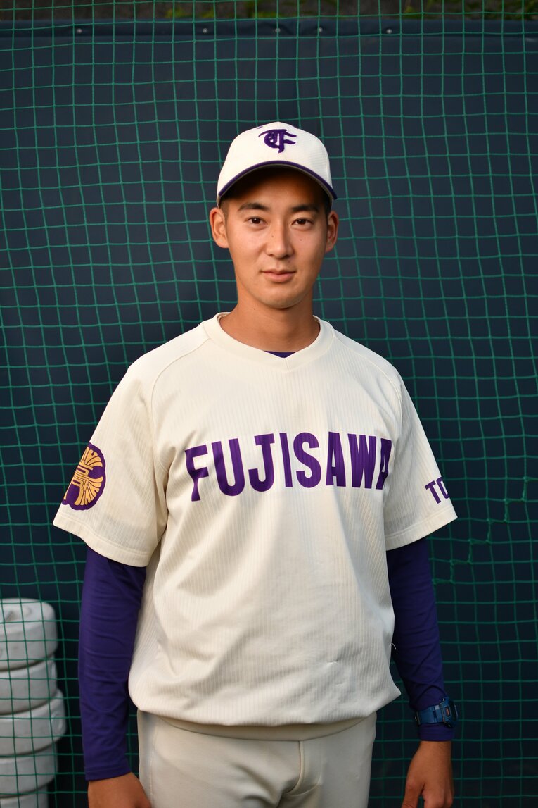 29歳の若さで藤嶺藤沢の指揮を執る菊池監督。初の春大会はほろ苦い記憶だという ©Zen Suzuki