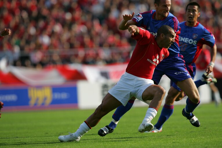 FC東京の守備の要でもあったジャーン（右）が退場し、エメルソンら浦和攻撃陣の勢いは増した　©J.LEAGUE