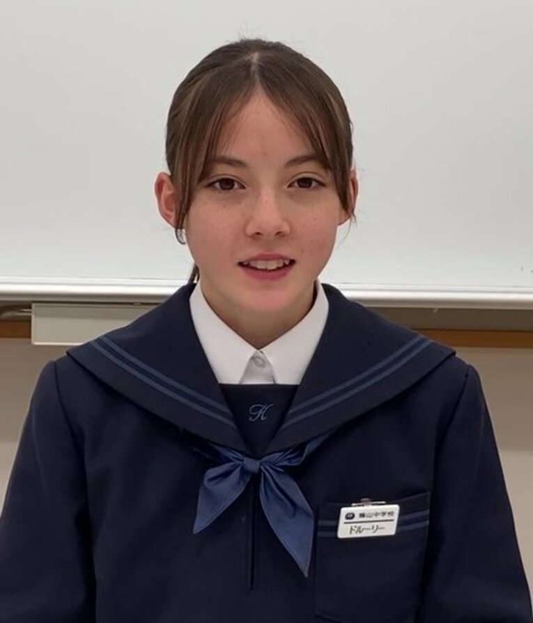 山陽新聞社で表彰を受けるドルーリー朱瑛里　©KYODO