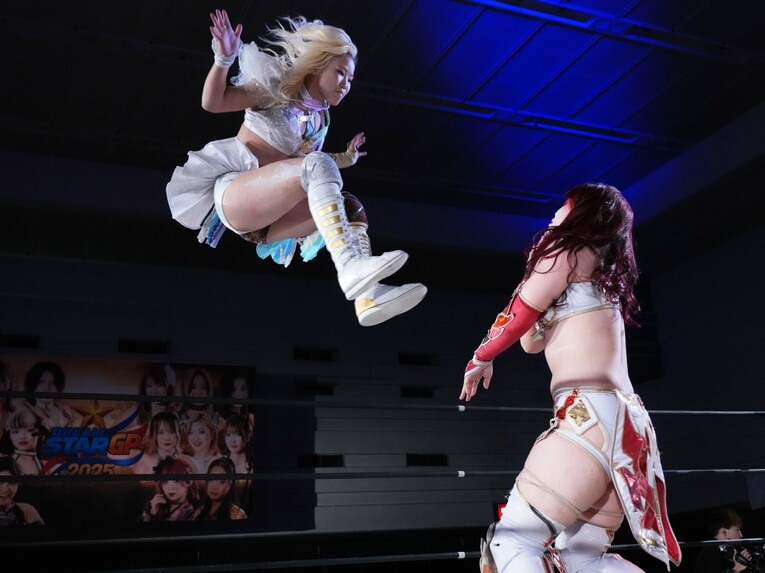 林下詩美にコーナーからドロップキックを見舞うビクトリア弓月　©Essei Hara