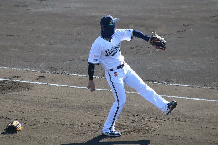 FAで加入した西川。フェースマスクで顔を覆っていた　©Kou Hiroo