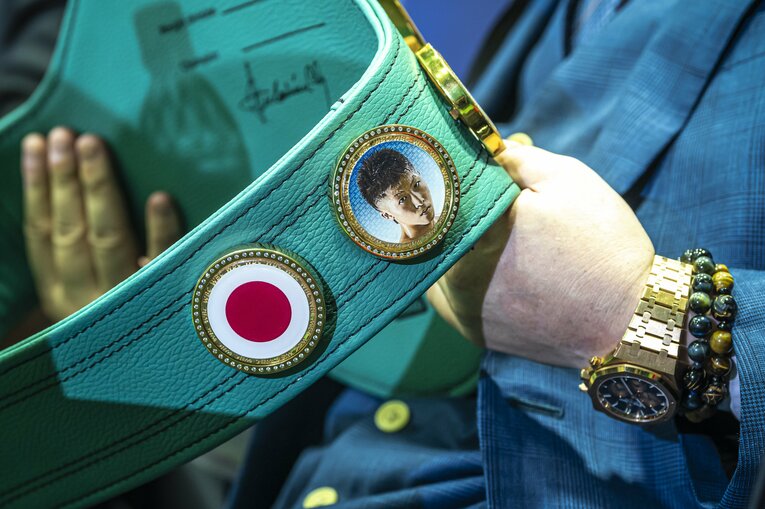 井上尚弥から大橋秀行会長に贈られたWBCダイヤモンドベルト ／ photograph by Takuya Sugiyama