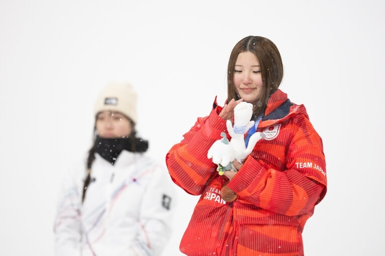 ぬいぐるみをよしよしする小野光希　©Nanae Suzuki/JMPA