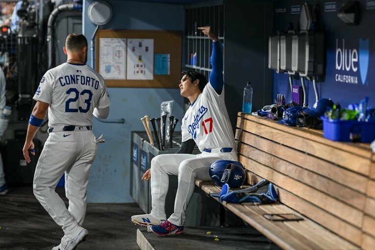 【Numberカメラマンが激写・大谷翔平の愛される日常】ベンチでの珍しい姿…コンフォルトと打撃談義（全3枚中の3枚目。写真はまだまだ続きます）　©Nanae Suzuki