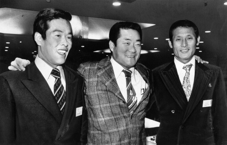 張本のロッテ加入時。左から村田兆治、張本勲、有藤道世（1980年撮影）　©Sankei Shimbun