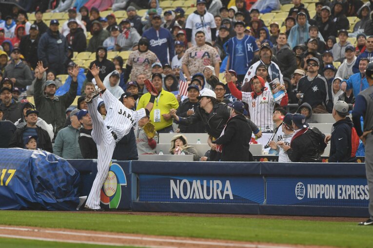 2017年WBC　中田翔もガッツプレー（2/3）　©BUNGEISHUNJU