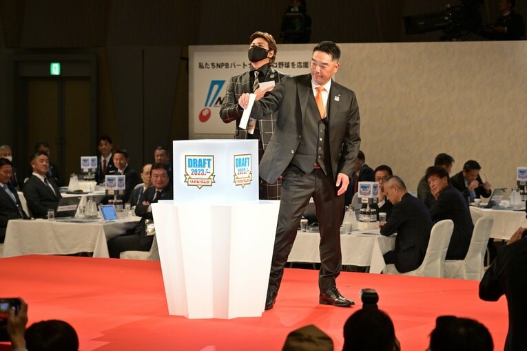 日本ハム、巨人の2球団が競合した中央大・西舘勇陽投手。先に引いた新庄剛志監督は開封前のくじを胸に当てるが…【1枚目／全3枚】　©Hideki Sugiyama