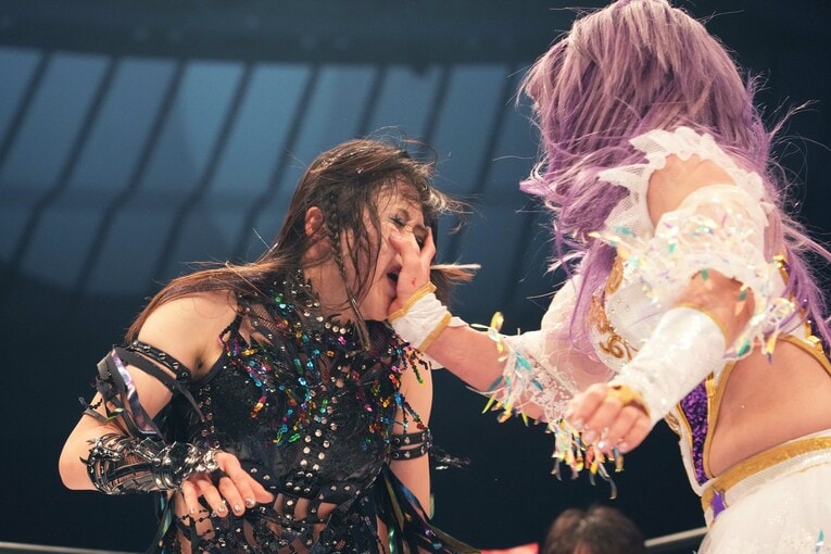 上谷沙弥の顔面を張る中野たむ　©Essei Hara