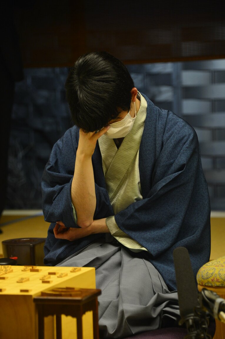 棋王戦では相手玉の詰みを逃して、頭を抱える場面も　©日本将棋連盟
