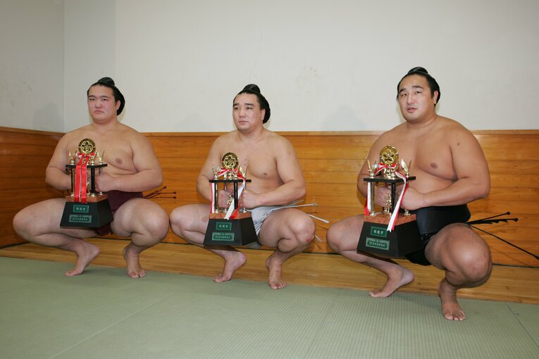2006年、当時20歳の稀勢の里（左）　©JMPA