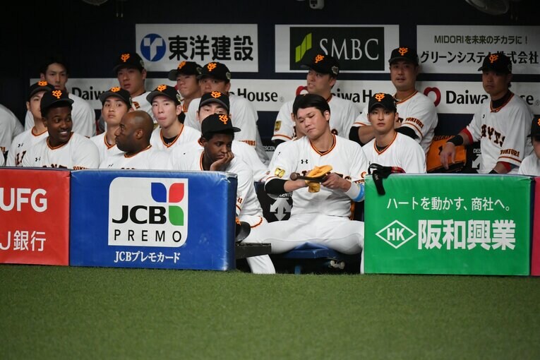 ベンチでバットを磨く坂本　(C)Hideki Sugiyama