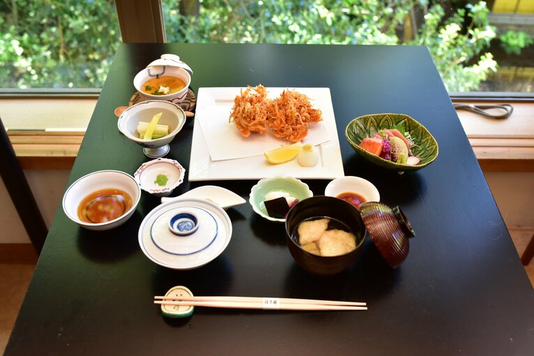 藤井竜王の1日目の昼食「由比桜海老かき揚げ御膳」　©日本将棋連盟