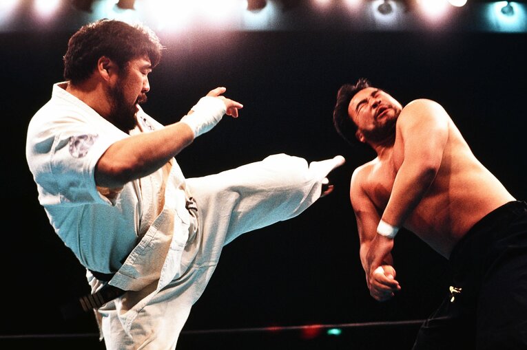 1992年5月。越中詩郎に上段回し蹴りを入れる