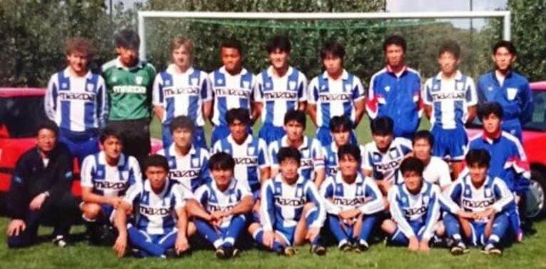 今西和男の方針でマツダは積極的にヨーロッパ遠征を行った。写真はチェコ遠征。森保は後列一番右