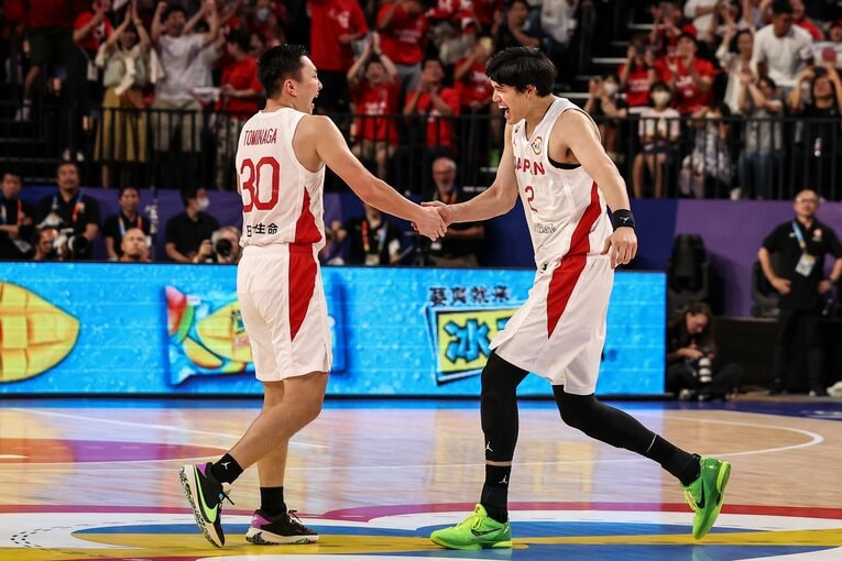 渡邊雄太（右）と握手を交わす富永　©Getty Images