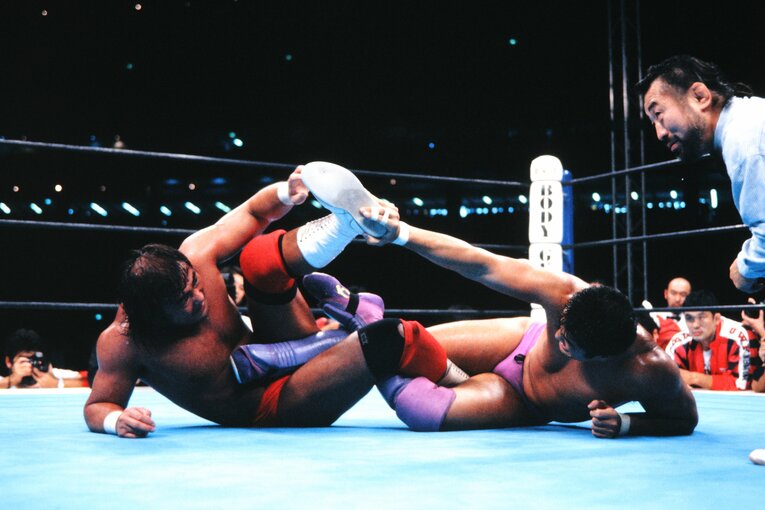 足4の字固めを狙う武藤　©AFLO