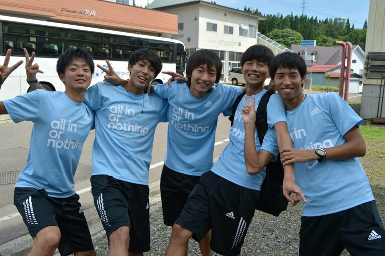 青学時代のチームメイトと田村さん（中央）、合宿地にて　写真は本人提供