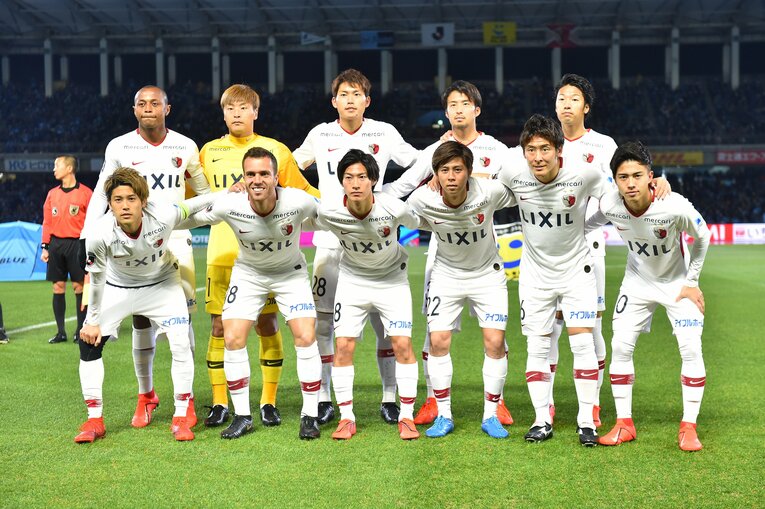 2019年、町田（後列中央）は内田と鹿島でともにプレーした　©AFLO