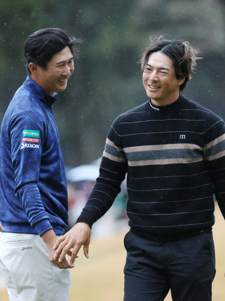 星野陸也（左）とのプレーオフを制した石川遼　©︎JIJI PRESS