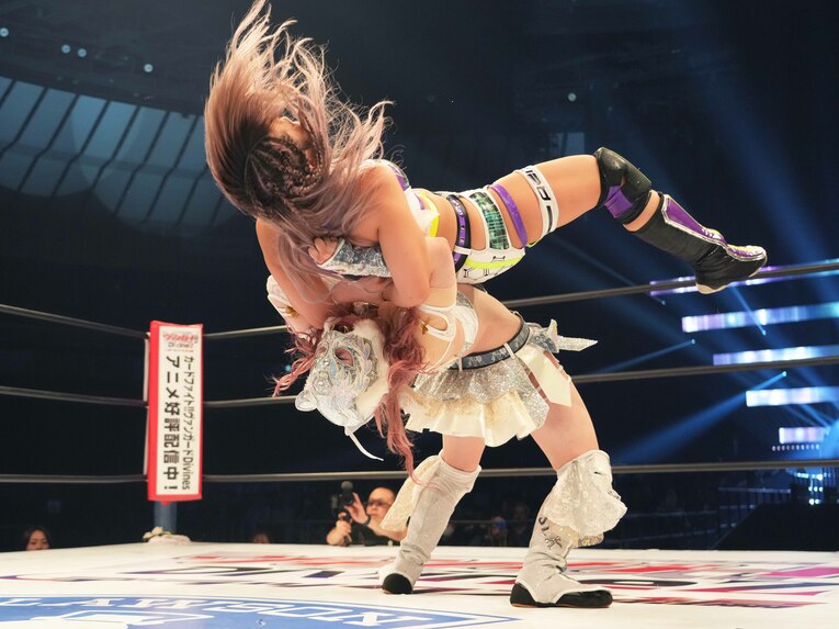 AZMをタイガースープレックスで投げるスターライト・キッド　©Essei Hara