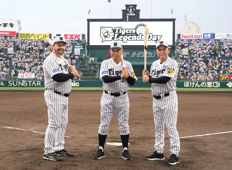 今年7月、バースは「レジェンズデ―」に登場し掛布雅之、岡田彰布と共演した　©JIJI PRESS