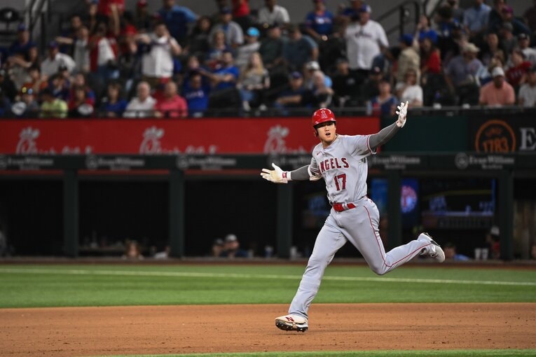 19号ソロを放ち、ベンチを煽る大谷翔平（2枚目／全2枚）　©Nanae Suzuki