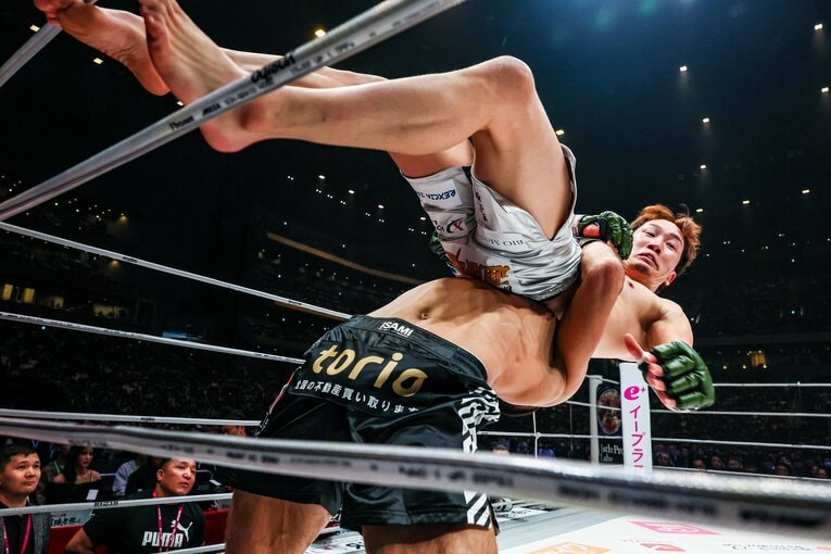 シェイドゥラエフのジャーマンスープレックスの連続写真（5枚目／全9枚） ©Susumu Nagao