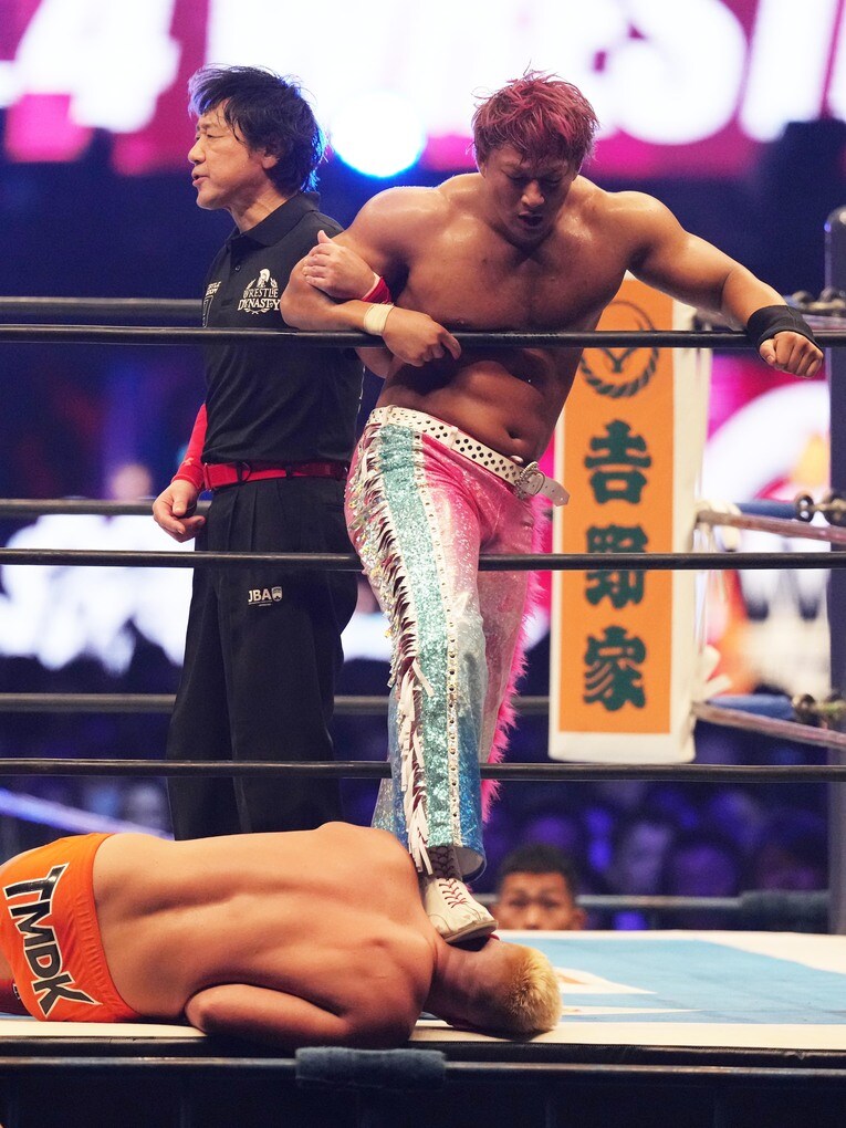 もう一度、海野翔太の手を取って制止するレッドシューズ海野レフェリー　©Essei Hara