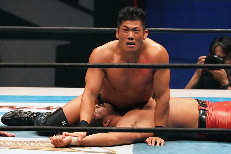 辻陽太から3カウントを奪い、2度目の防衛に成功したSANADA