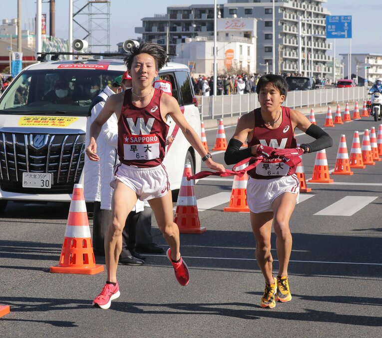 前回大会は4区を走った石塚陽士（右、現2年）。今大会は2区を走る予定だ　©JIJI PRESS