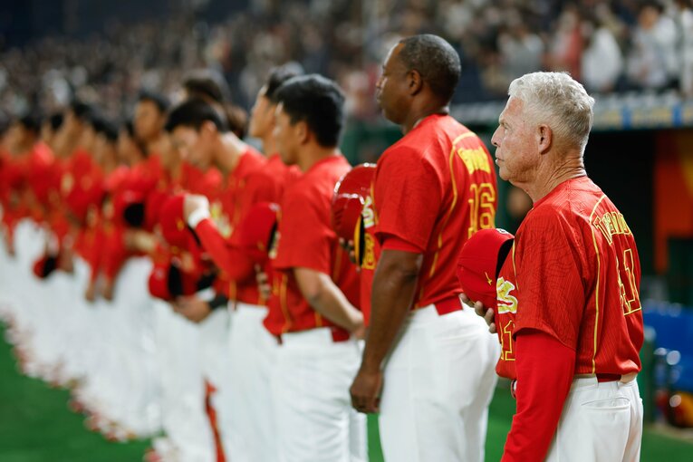 リスペクトあふれる「大谷イジリ」も話題を呼んだ中国代表のディーン・トレーナー監督（写真手前）©Getty Images