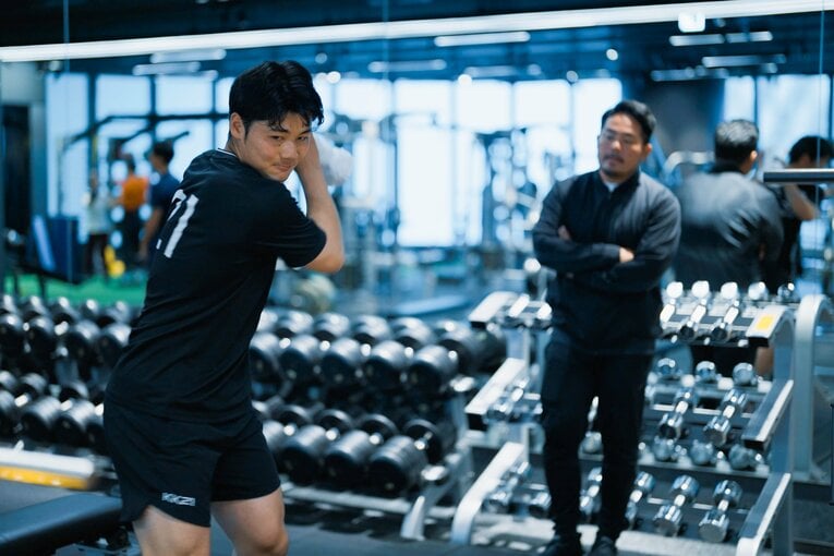 日ハムの清宮幸太郎を指導する竹下氏　©Hidenobu Murase