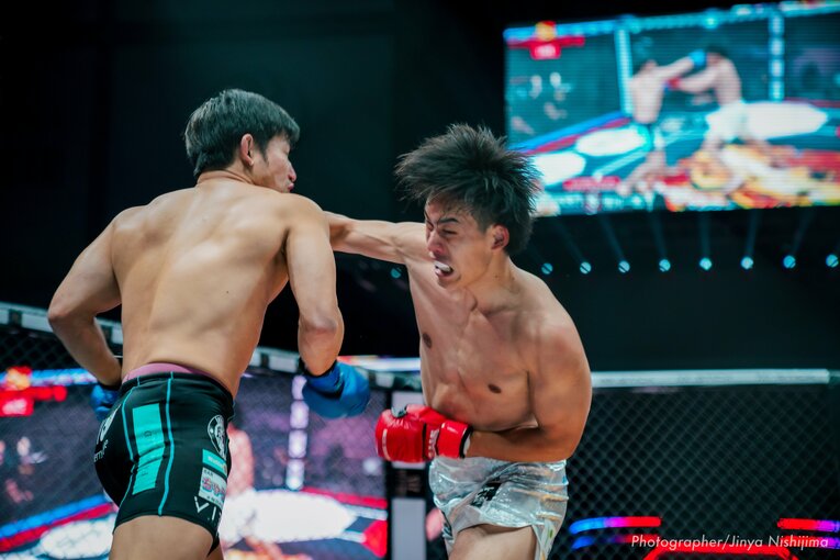 キャリアのある才賀紀左衛門相手にも臆さずパンチを強振した細川　©BreakingDown