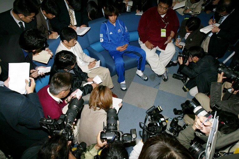 W杯メンバー落選を受けて、報道陣の質問に答える中村俊輔　©︎JIJI PRESS