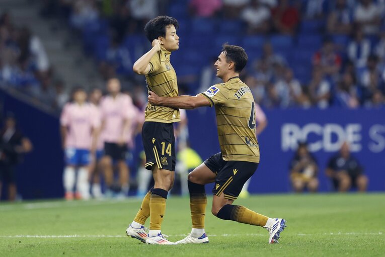 《連続写真で見る》久保建英「2人抜きスーパーゴラッソ→物議パフォーマンス」の全事実。久保から撥ね付けられたにも関わらず、真っ先に駆け寄ったスビメンディ　©Daisuke Nakashima