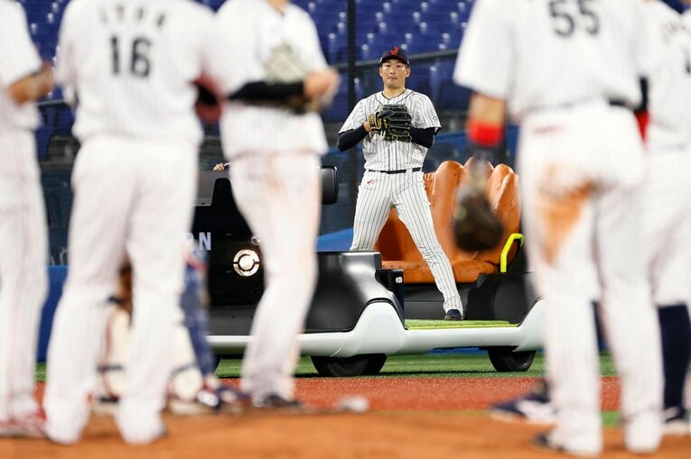 リリーフカーからマウンドに向かう岩崎　©️Getty Images