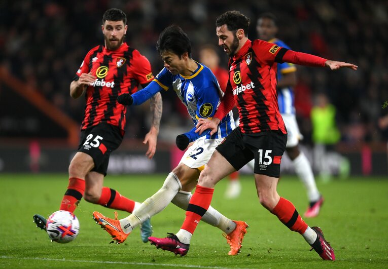 ボーンマス戦でマッチアップした相手右SBアダム・スミス。三笘は「球際の強い選手」と認める。そんななかでもファーガソンのゴールをアシスト。チームも2－0で勝利　©Getty Images