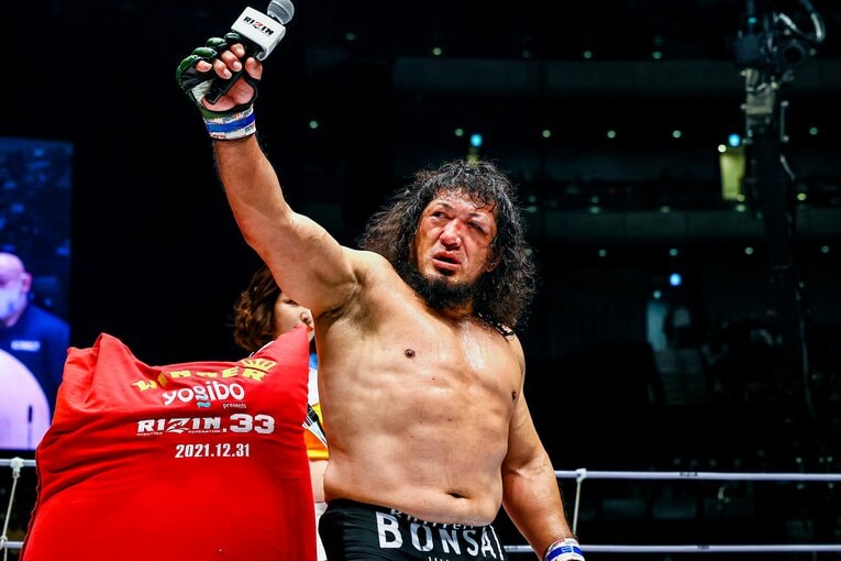 試合後のマイクでは「UWF、プロレス最強！」「警察官、最強！」「昭和生まれ、最強！」と絶叫した　©RIZIN FF Susumu Nagao