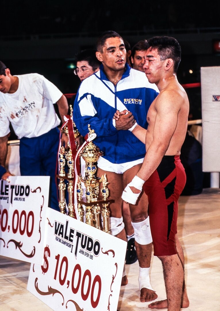 1回戦で右目を失明しながら決勝に勝ち進んだ中井祐樹を称えるヒクソン　©Susumu Nagao