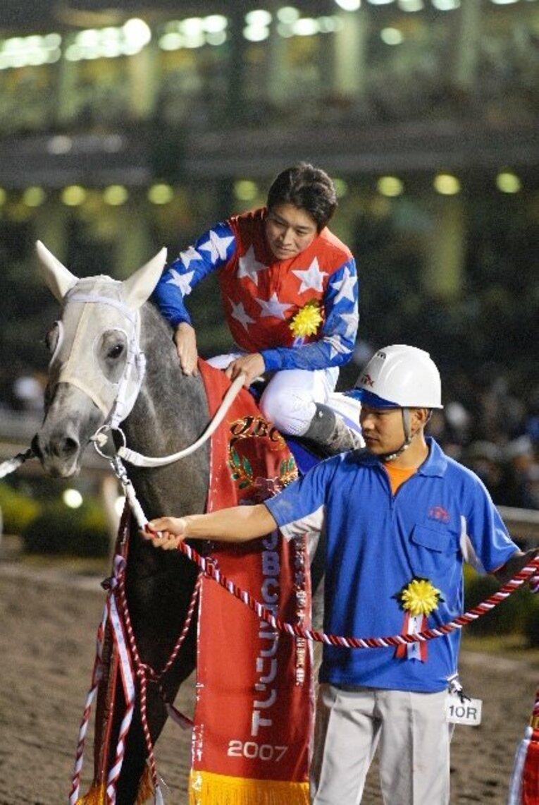 フジノウェーブをねぎらう御神本訓史　写真提供：TCK（東京シティ競馬）