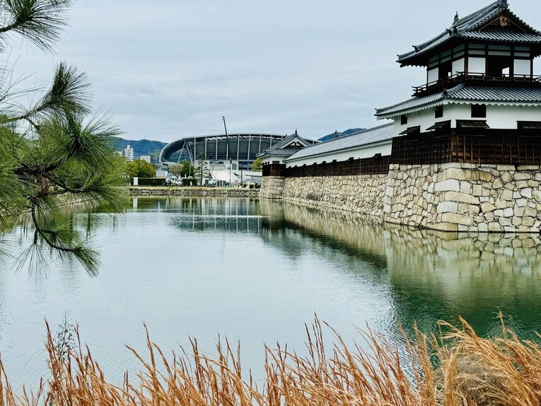 広島城とスタジアム　©Atsushi Iio