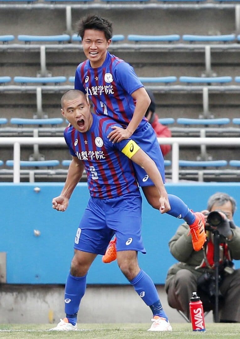 山梨学院高時代の加藤（左）。丸坊主姿が印象的だった