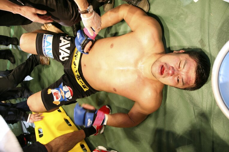 ジェームス・トンプソンに敗れ、悔しそうな吉田秀彦　©Toshiya Kondo