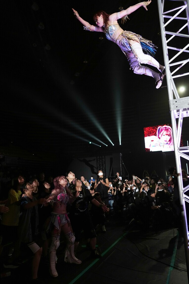 照明塔からプランチャを決行した上谷沙弥