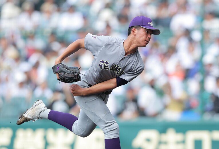 花巻東・萬谷堅心。グラブをよく見ると、紫色のイナズマが入っている　©Sankei Shimbun