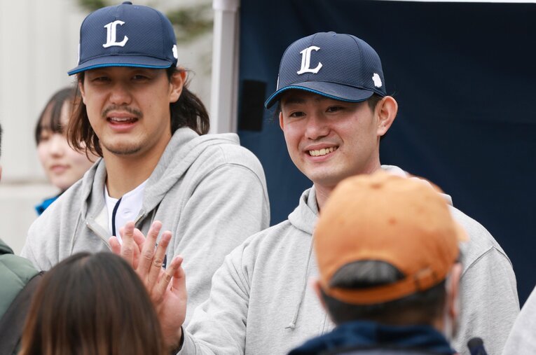 ヒューストン・アストロズと3年契約を結んだ今井達也（右）。日本時間6日午前4時に入団会見を行う　©JIJI PRESS