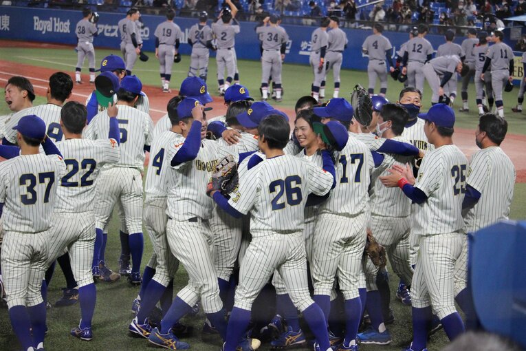 何度も抱き合う中央学院大ナイン　©︎Yu Takagi